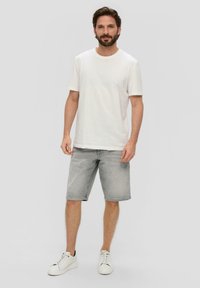 s.Oliver REGULAR FIT MID RISE - Jeansshort - grau