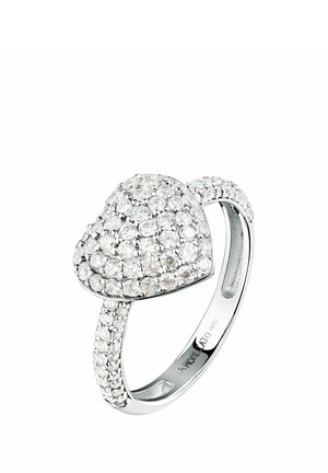 Silberner Ring mit einem herzförmigen Cluster kleiner klarer Edelsteine, mit zusätzlichen Edelsteinen entlang des Rings besetzt.