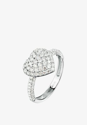 Silberner Ring mit einem herzförmigen Cluster kleiner klarer Edelsteine, mit zusätzlichen Edelsteinen entlang des Rings besetzt.