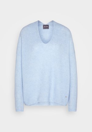 Gaiši zils adīts džemperis ar dziļu V-veida kaklu, garām piedurknēm un nedaudz vaļīgu piegriezumu. Iezīmējas ar sānu šķēlumiem un mazu logotipa akcentu.