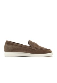 Mocassini in suede marrone con una superficie liscia, suola in gomma bianca e dettagli cuciti sulla parte superiore. Design a profilo basso per una facile indossabilità.