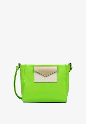 Groene neplederen crossbodytas met een beige accentzak, rechthoekige vorm, ritssluiting en verstelbare schouderband.