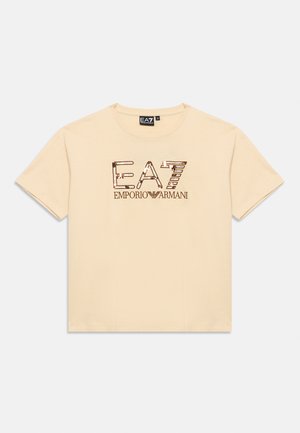 Beige t-skjorte med korte ermer og metallisk bronse "EA7 Emporio Armani"-logo midt på brystet, rund hals og et klesmerke inne i kragen.