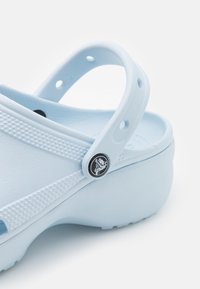 Crocs CLASSIC PLATFORM - Mules de salto - mineral blue