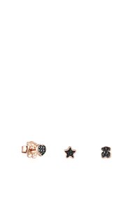 Conjunto de tres pendientes con formas de corazón, estrella y oso. Metal color oro rosa con acentos de piedra negra, textura suave y acabado brillante.