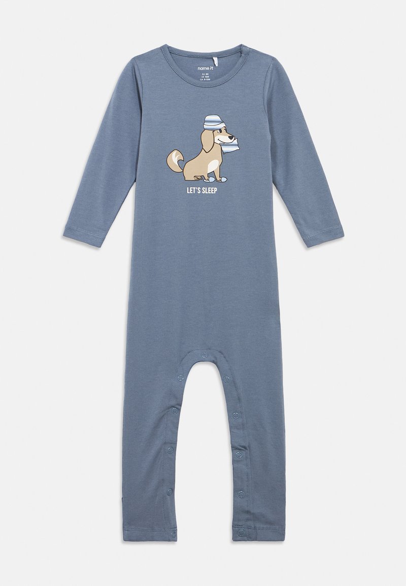Macacão azul de manga longa para bebé com botões de pressão, apresentando um cãozinho em cartoon a usar um gorro de dormir e o texto "VAMOS DORMIR" no peito.