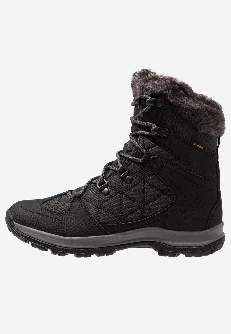 Botte d'hiver isolée noire avec tissu matelassé, devant à lacets, semelle épaisse à crampons et doublure col en fausse fourrure grise.