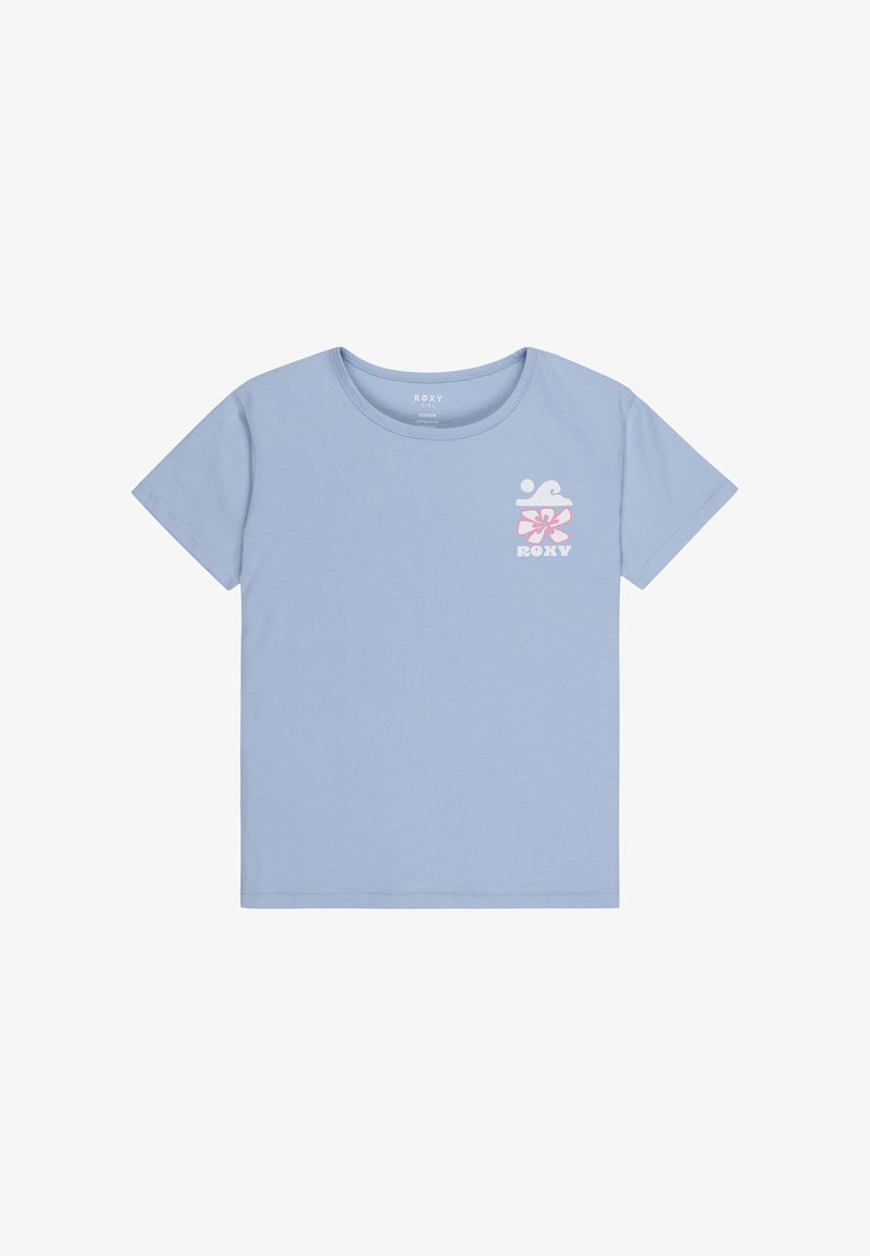Camiseta de color azul claro con mangas cortas, escote redondo y un diseño gráfico en la parte delantera que presenta una ola y una flor en rosa y blanco.