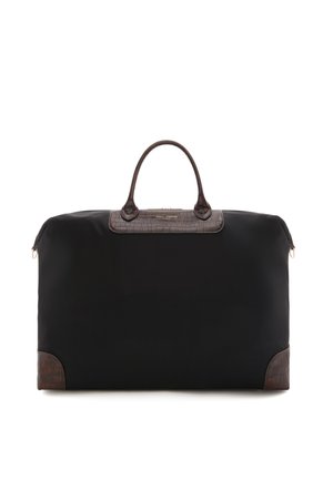 Zwart stoffen weekendtas met bruin krokodillen-geprinte leren accenten en handvatten, voorzien van een ritssluiting en een gestructureerde vorm.