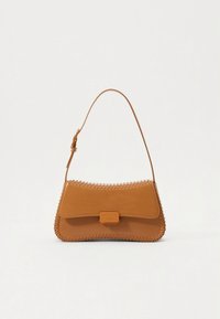 Piccola borsa a tracolla rettangolare in pelle color cuoio con bordi cuciti, chiusura a pattina, tracolla regolabile e logo del marchio in rilievo sul davanti.