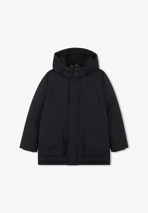 Parka preta isolante com capuz, fecho frontal com pressão, duas grandes bolsos frontais e textura de tecido suave.
