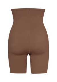 Shorts marroni a vita alta, con una texture liscia e tessuto elastico. Caratterizzati da una lunghezza a metà coscia e un design senza cuciture.