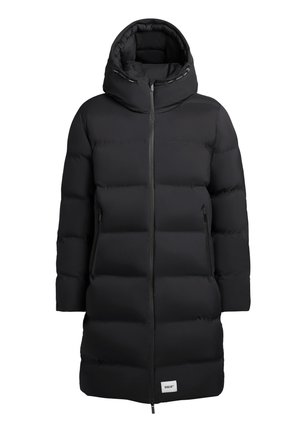 Abrigo acolchado negro de corte largo, con capucha completa, cremallera frontal y bolsillos laterales; presenta compartimentos para aislamiento y una textura suave.