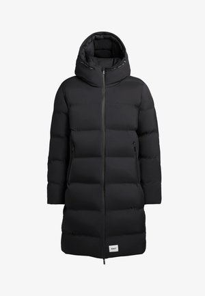 Giacca a vento nera con taglio lungo, cappuccio completo, zip frontale e tasche laterali; presenta scomparti per l'isolamento e una texture liscia.