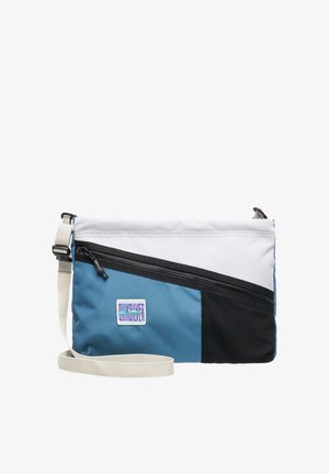 Sac à épaule rectangulaire coloré avec un schéma de couleurs bleu, noir et blanc, présentant une poche zippée à l'avant et une sangle réglable.