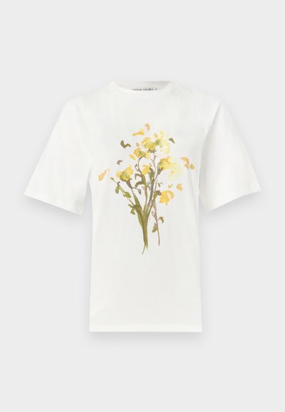 Λευκό βαμβακερό T-shirt με floral σχέδιο σε κίτρινες και πράσινες αποχρώσεις. Με κοντά μανί κια και στρογγυλή λαιμόκοψη.