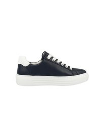 Svart lädersneaker med vit gummisula, ljusa ögla och en kontrasterande vit hälaccent. Rundad tå och slät yta.