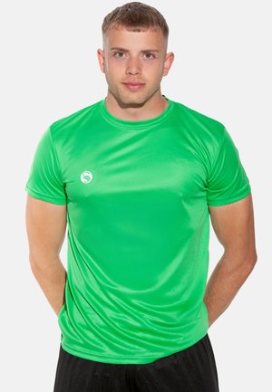 Grünes Sport-T-Shirt aus glattem synthetischen Material. Kurzärmlig, runder Hals, mit einem kleinen Logo auf der linken Brust.