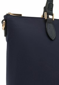 Borsa a spalla in nylon blu navy con hardware dorato, chiusura con zip e manico texture. Presenta una forma rettangolare elegante e una superficie liscia.