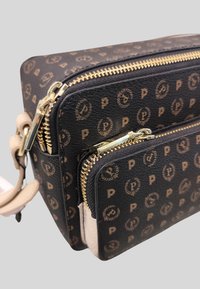 Borsa nera in pelle sintetica con hardware dorato, caratterizzata da un motivo a logo ripetuto, chiusura con zip e una tasca frontale più piccola.