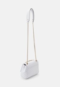 Borsa in ecopelle bianca imbottita con tracolla in catena dorata e manico superiore liscio, caratterizzata da una patta pieghevole e una forma rettangolare strutturata.