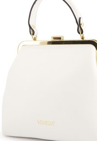 Weiße Lederhandtasche mit einem goldenen Metallrahmen, oberen Verschluss und schwarzen Akzenten am Griff. "VENEZIA"-Logo in Gold geprägt.