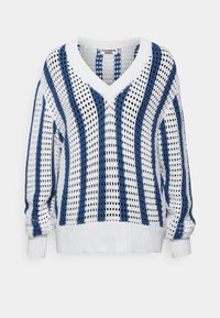 Suéter de punto con escote en V, base blanca con rayas verticales en azul y negro, diseño de tejido abierto y puños y dobladillo de canalé.