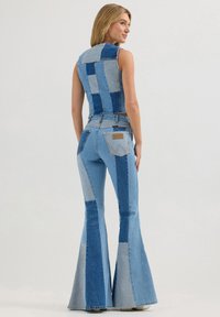 Wrangler WRANGLER x LAINEY WILSON PATCHWORK VEST
 - Chaleco - patchwork