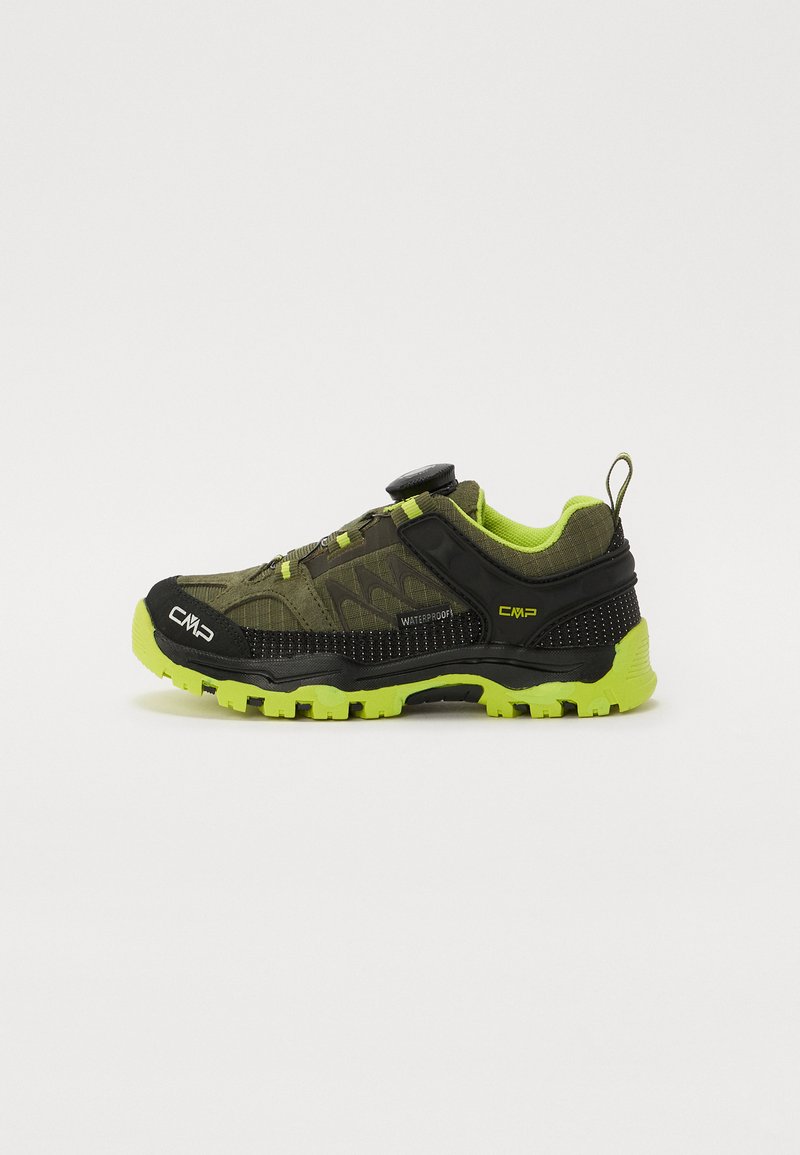 Vandtætte sneakers med et sort og grønt camouflagemønster, struktureret overdel, snørefri lukningsmekanisme og en robust sål for godt greb.