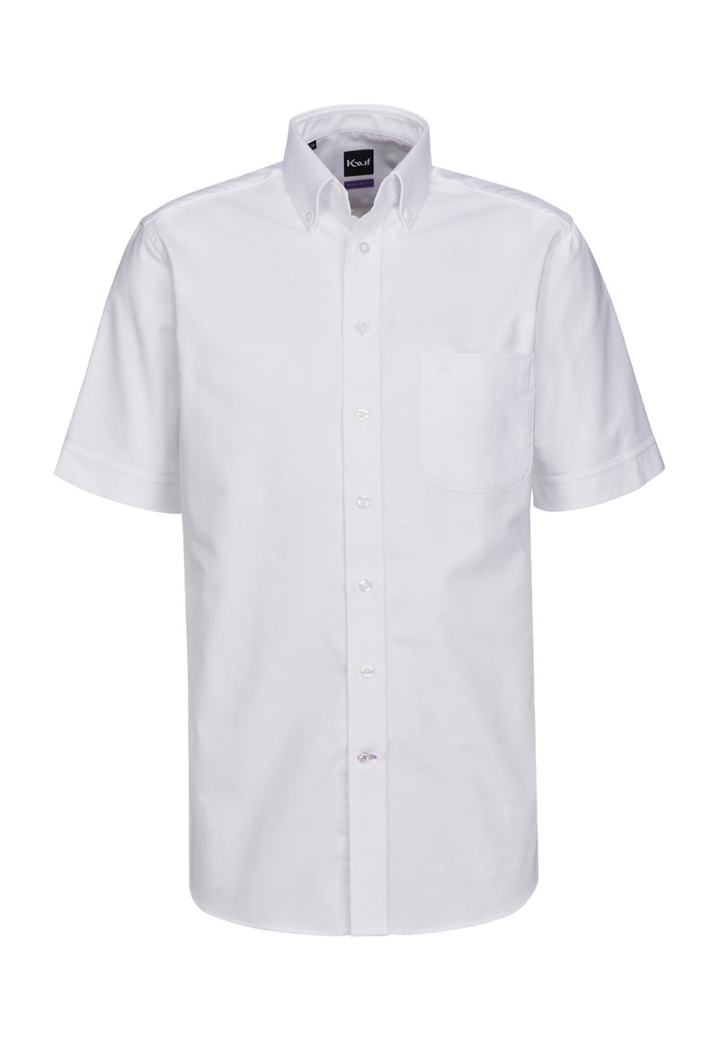 Camicia bianca a maniche corte, in tessuto di cotone, con colletto classico, taschino singolo sul petto, bottoni in plastica, texture liscia, design minimalista.