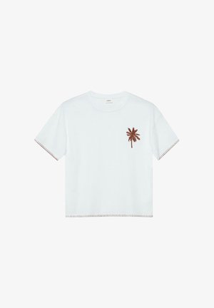Weißes T-Shirt mit kurzen Ärmeln und brauner Palmenstickerei auf der linken Brust sowie passenden braunen Nähten an Ärmeln und Saum.