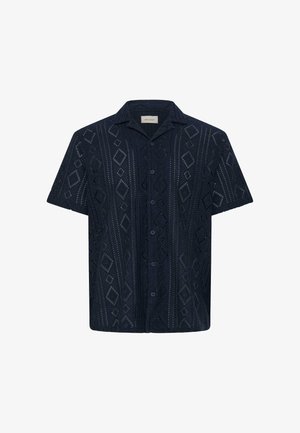 Chemise courte à manches courtes bleu marine foncé avec un motif ajouré en losanges et rayures, et un col campagnard.