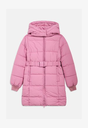 Manteau rembourré rose avec capuche, taille ceinturée et poignets élastiques. Présente un design matelassé et une fermeture éclair. Tissu doux et lisse.