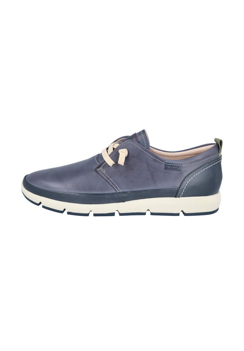 Zapato de cuero azul marino con cordones crema. Cuenta con una superficie texturizada, punta redondeada y una suela blanca contrastante con surcos.