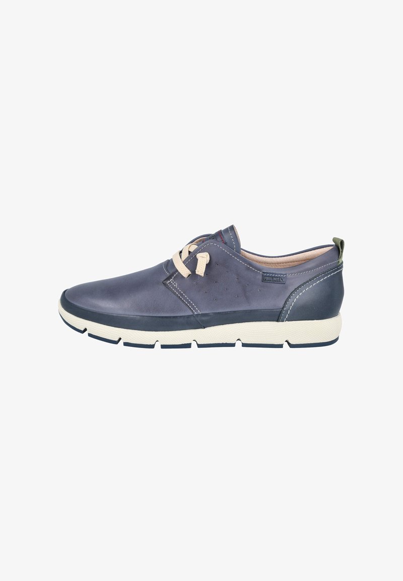 Zapato de cuero azul marino con cordones crema. Cuenta con una superficie texturizada, punta redondeada y una suela blanca contrastante con surcos.