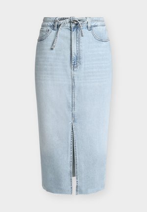 Fustă midi din denim albastru deschis, cu deschidere în față, stil cu cinci buzunare, cu bucle pentru curea și o curea din denim legată în talie.