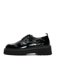 Des chaussures à lacets en cuir verni noir avec une semelle épaisse et texturée noire, ornée d'un accent en corde autour du bord. Design classique et finition lisse.