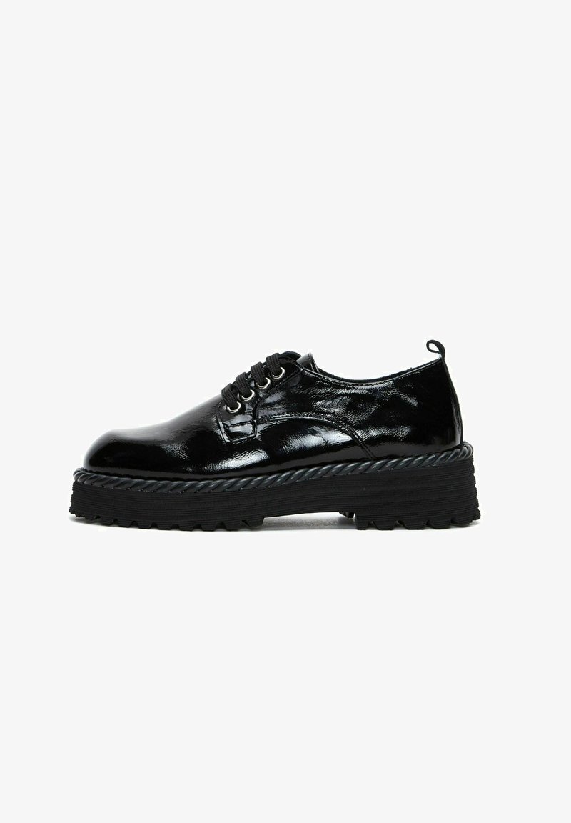 Des chaussures à lacets en cuir verni noir avec une semelle épaisse et texturée noire, ornée d'un accent en corde autour du bord. Design classique et finition lisse.