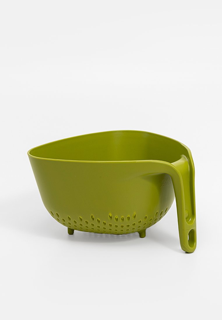Colador de plástico verde con forma rectangular redondeada, un asa y pequeños agujeros de drenaje en la base para colar líquidos.