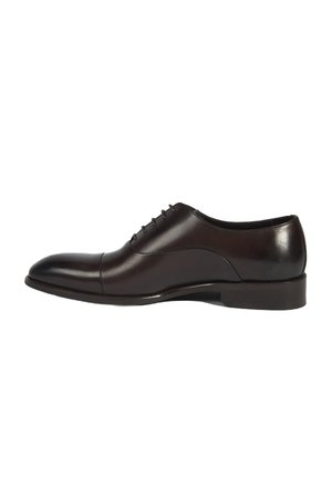 Chaussure habillée en cuir marron au design épuré, avec un bout arrondi et un détail subtil de bout capitonné. Présente une texture lisse et un système de laçage.