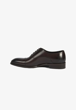 Chaussure habillée en cuir marron au design épuré, avec un bout arrondi et un détail subtil de bout capitonné. Présente une texture lisse et un système de laçage.