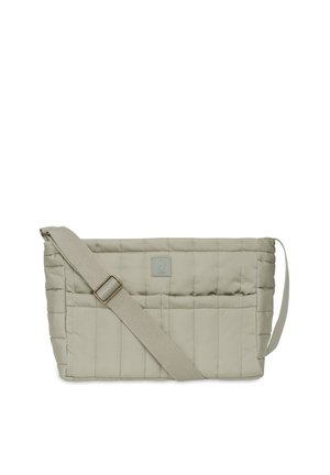 Sac bandoulière matelassé gris clair avec sangle en tissu réglable et poche avant, forme rectangulaire et texture douce rembourrée.