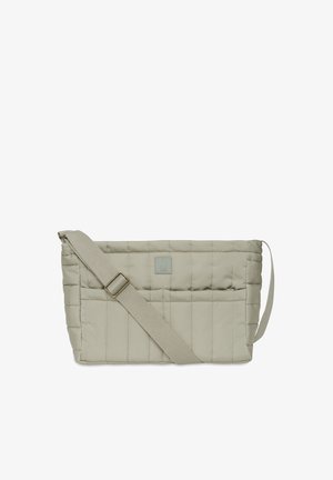 Sac bandoulière matelassé gris clair avec sangle en tissu réglable et poche avant, forme rectangulaire et texture douce rembourrée.