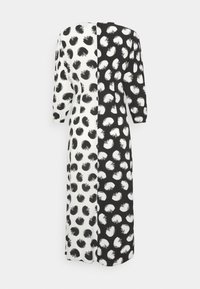 Czarna i biała sukienka z podzielonym wzorem; jedna strona z dużymi, abstrakcyjnymi wzorami, a druga z mniejszymi motywami w stylu pędzla.