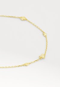 Colar em tom dourado com um design de corrente e cinco elementos decorativos, incluindo corações e acentos texturizados por toda a peça.