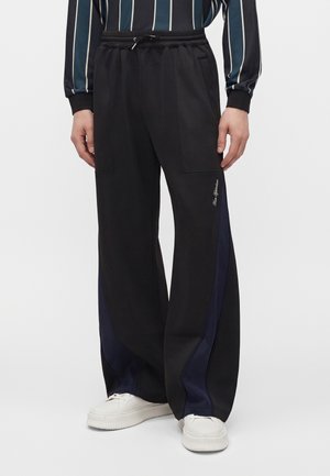 Han Kjøbenhavn, PANEL TRACK PANTS - Долнище на анцуг - black