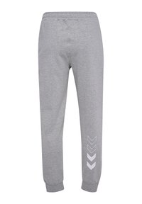 Graue Sweatpants aus weichem Material mit schmal zulaufendem Bein und elastischem Bund. Weißes Chevron-Muster auf dem linken Bein.