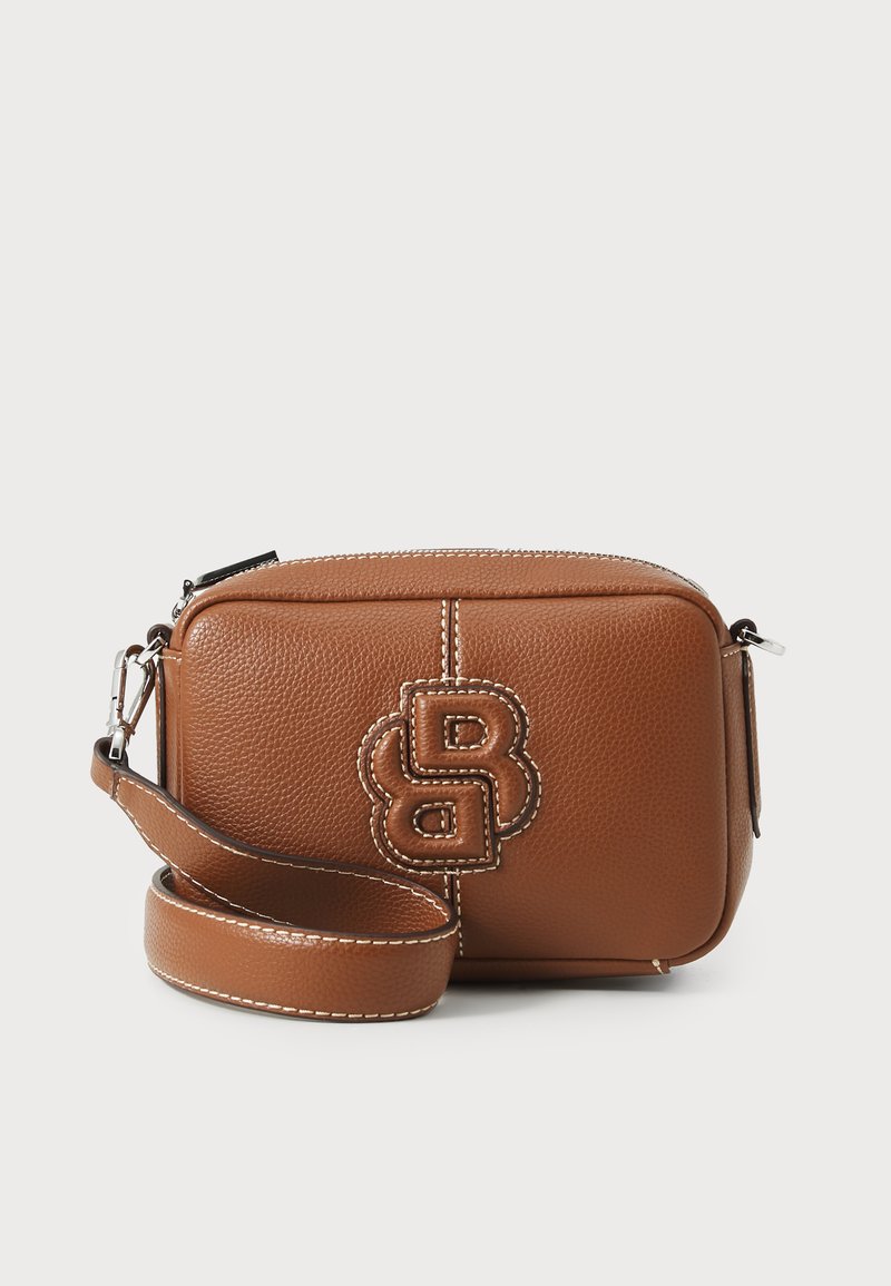 Hnědá kožená crossbody taška s texturovaným povrchem, zdobená výrazným logem, zipovým uzávěrem a nastavitelným popruhem s kontrastním prošitím.