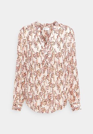 Blouse met lange mouwen met een bloemenpatroon in roze, oranje en zwart op een witte achtergrond, voorzien van een kraag en knoopmanchetten.