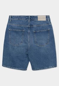 Denim shorts in medium blue met een klassieke snit. Beschikt over vijf zakken, een rechte zoom en een leren patch op de tailleband.